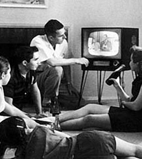 A banda larga acabou com o hábito de assistir a TV com outras pessoas